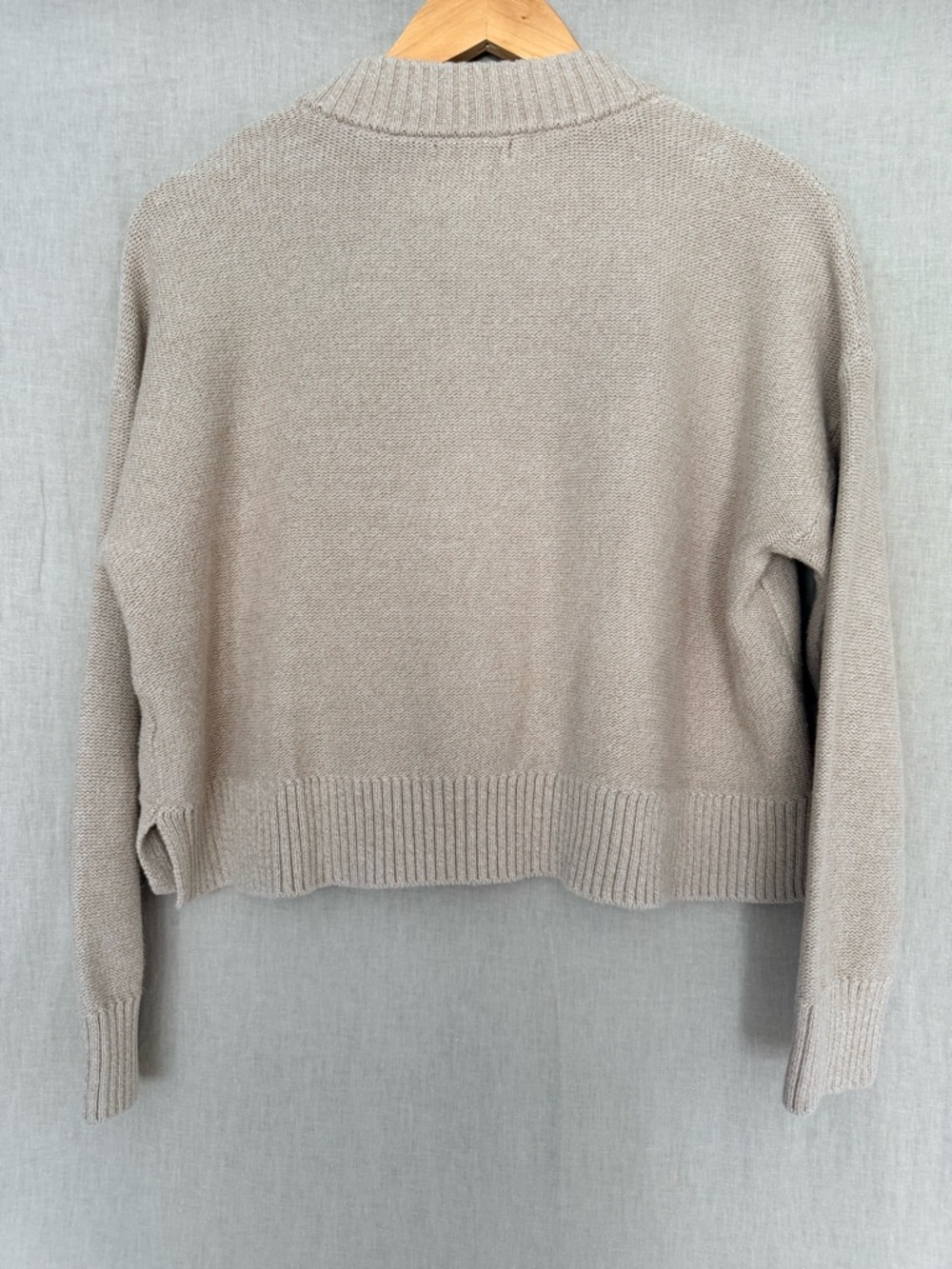 Quince | Organic Cotton Cropped Cardigan | Taupe Textured Knit Tortoise Button M - Picture 4 of 9